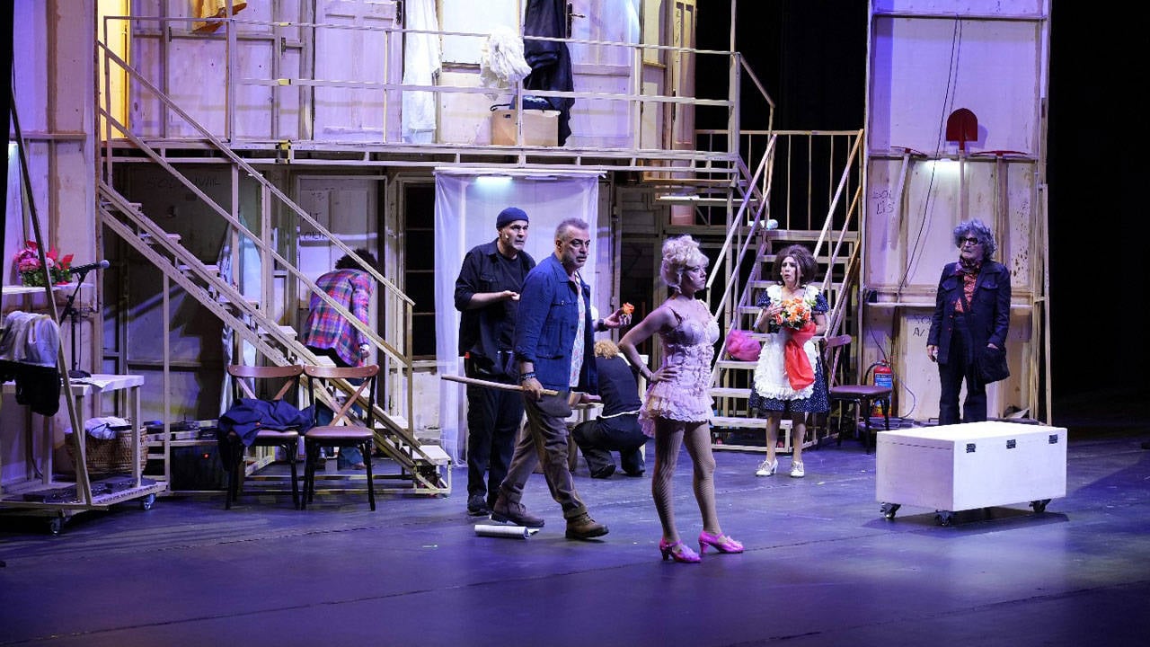 Sahnenin Ardındaki Karmaşada Bir Ustalık Geçidi